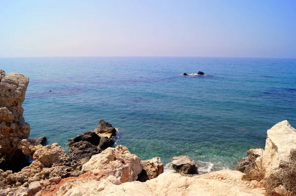 Afrodit Bay. Yunan tanrıçası Afrodit, Kıbrıs doğduğu kayanın yanında bulunan güzel plajı.