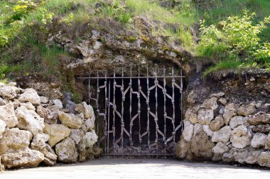 Taş duvar ile yeşil alan. Doku doğa. Metin, afiş, etiketi için arka plan.