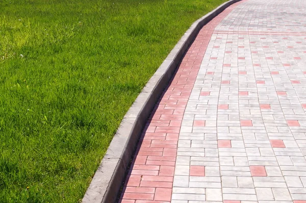 Taş duvar ile yeşil alan. Doku doğa. Metin, afiş, etiketi için arka plan.