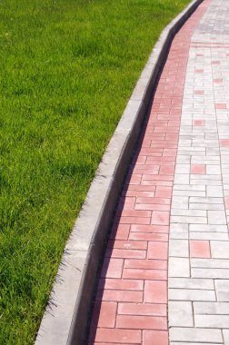 Taş duvar ile yeşil alan. Doku doğa. Metin, afiş, etiketi için arka plan.