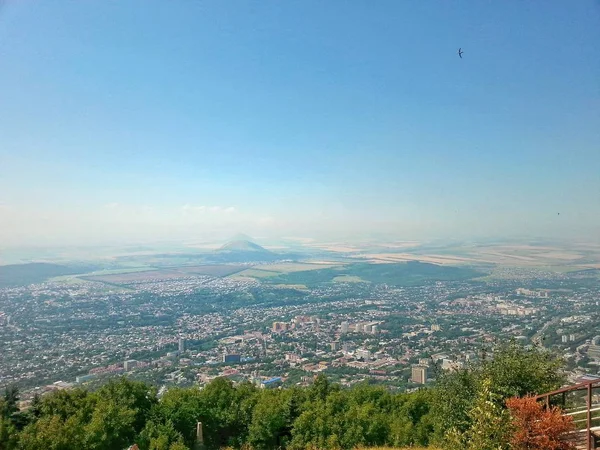 ピャチゴルスク都市、ロシアのスタヴロポリ領土 Mashuk 山の頂上からのビュー. — ストック写真