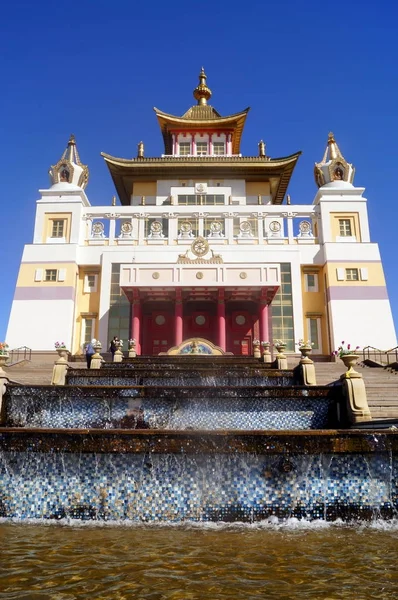 Tempio buddista Golden Abode di Buddha Shakyamuni. Elista, Repubblica di Kalmykia, Russia . — Foto Stock