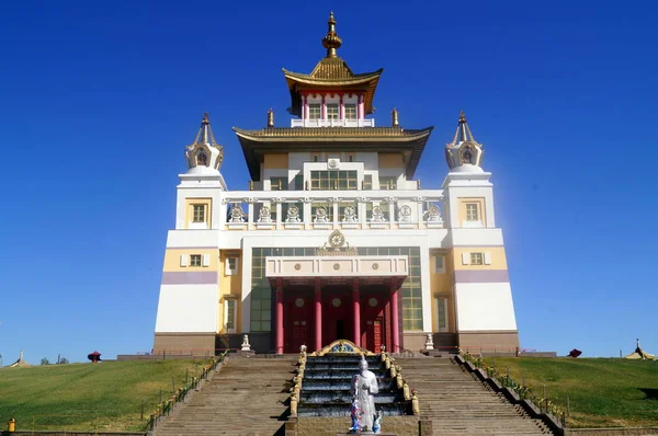 Tempio buddista Golden Abode di Buddha Shakyamuni. Elista, Repubblica di Kalmykia, Russia . — Foto Stock