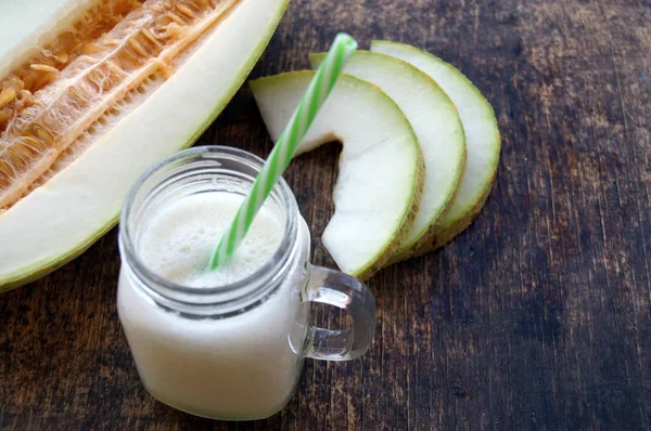 Smoothies of melon, slices of melon on the table, yogurt. The concept of healthy eating. Veganism, vegetarianism. — Stock Photo, Image