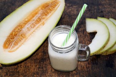 Smoothies kavun, masanın üzerinde kavun dilimleri yoğurt. Sağlıklı beslenme kavramı. Vegan, vejetaryenlik.