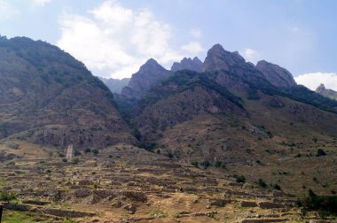 Güneşli bir günde dağ manzarası