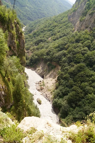 Limpe o rio rápido cercado por montanhas, paisagem em um dia ensolarado . — Fotografia de Stock