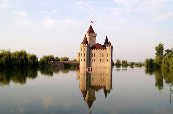 一个美丽的城堡被水包围日落, 城堡 Erken, 卡巴尔达-巴尔克尔巴尔科里亚, 俄罗斯. 图库图片