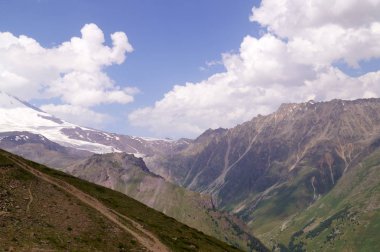 Güneşli bir günde dağ manzarası