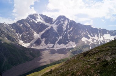 Güneşli bir günde dağ manzarası