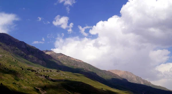 Berglandschap op een zonnige dag — Stockfoto