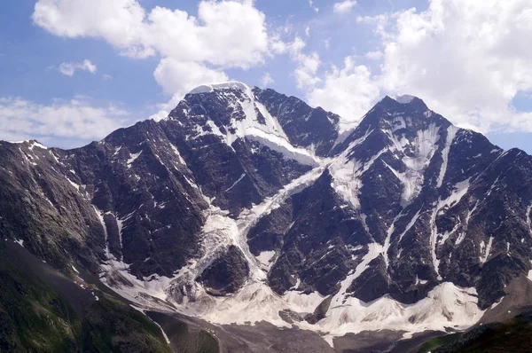 Berglandschap op een zonnige dag — Stockfoto