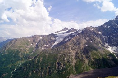 Güneşli bir günde dağ manzarası