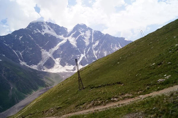 Berglandschap op een zonnige dag — Stockfoto