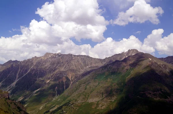 Berglandschap op een zonnige dag — Stockfoto