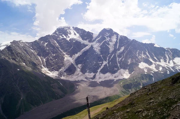 Bergslandskap på en solig dag — Stockfoto