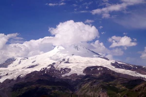 Elbrus 是欧洲最高峰, 在晴朗的日子. 图库图片