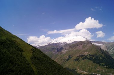 Güneşli bir günde dağ manzarası