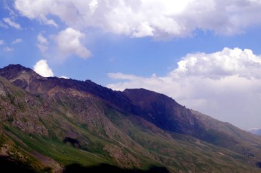 Güneşli bir günde dağ manzarası