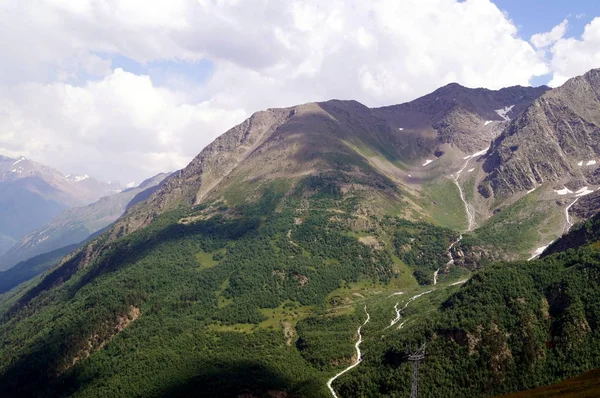 Berglandschap op een zonnige dag — Stockfoto