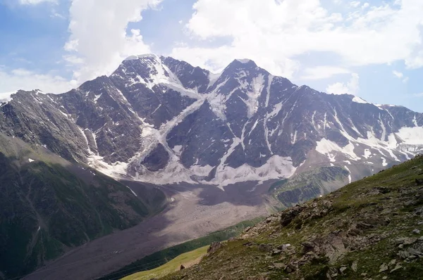 Paisaje de montaña en un día soleado — Foto de Stock