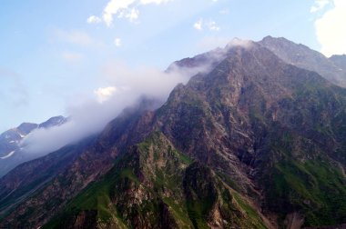 Güneşli bir günde dağ manzarası