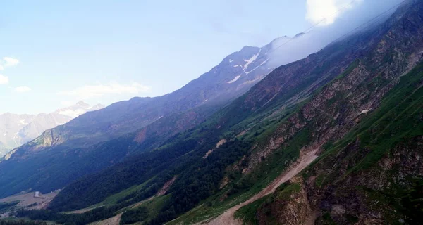 Berglandschap op een zonnige dag — Stockfoto