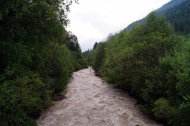 Dağ nehir gürültülü, hızlı, tehlikeli.