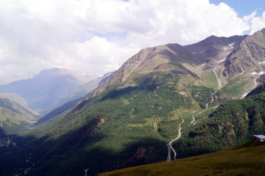 Güneşli bir günde dağ manzarası