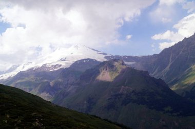 Güneşli bir günde dağ manzarası