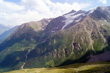 Güneşli bir günde dağ manzarası