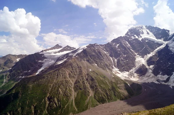 Güneşli bir günde dağ manzarası