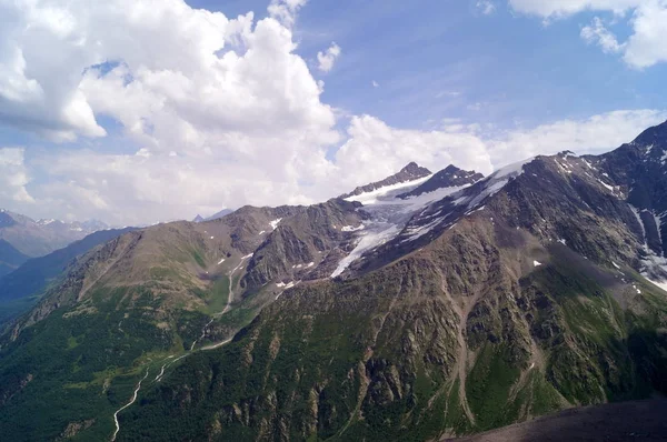 Güneşli bir günde dağ manzarası