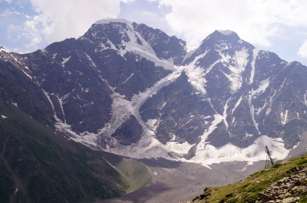 Berglandschap op een zonnige dag — Stockfoto