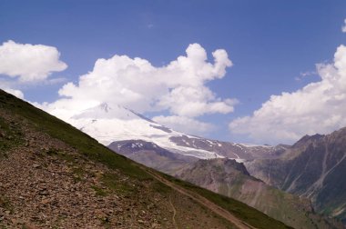 Güneşli bir günde dağ manzarası