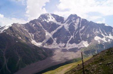 Güneşli bir günde dağ manzarası