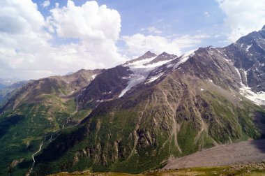 Güneşli bir günde dağ manzarası