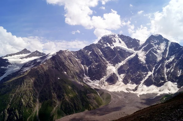 Güneşli bir günde dağ manzarası