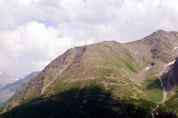 Berglandschaft an einem sonnigen Tag — Stockfoto