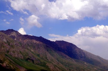 Güneşli bir günde dağ manzarası