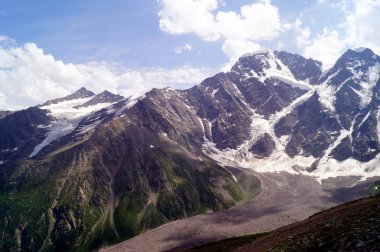 Güneşli bir günde dağ manzarası