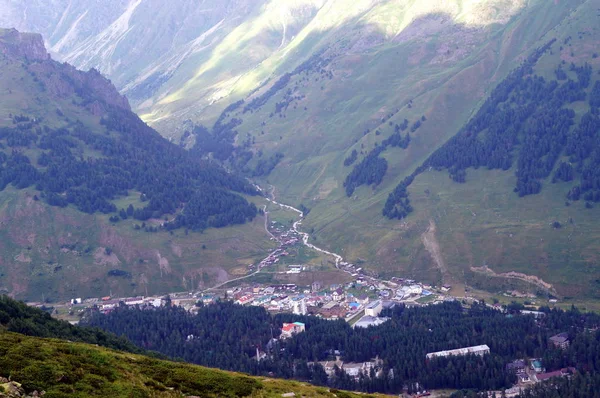 Stadt im Kaukasus, Blick von oben. — Stockfoto