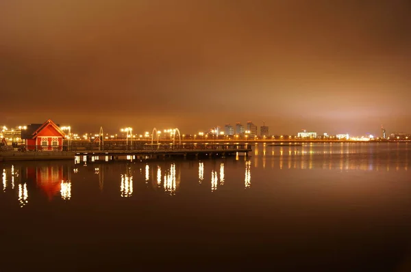 明るい夜首都カザン、ロシア、カザンカ川の水に反映. — ストック写真