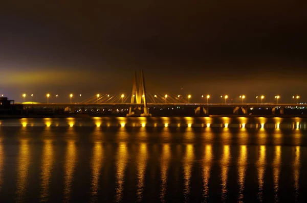 Puente nocturno de la ciudad sobre el río en Kazán, Tartaristán, Rusia . — Foto de Stock