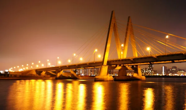 カザン、タタールスタン、ロシアの川に架かる橋の夜の街. — ストック写真