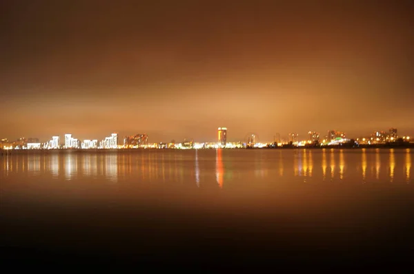 Яскраво освітленому вночі місто Казань, в водах річки Казанка, Росія. — стокове фото