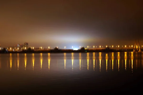 Éjszakai város híd a folyón, a Kazan, Tatarstan, Oroszország. — Stock Fotó