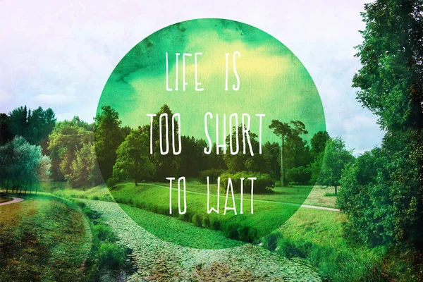 Imagem bonita com uma floresta e palavras motivadoras "A vida é muito curta para esperar " — Fotografia de Stock