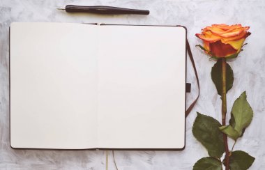 Vintage mockup. Boş defter ile metin, Sarı Gül, kalem için yer