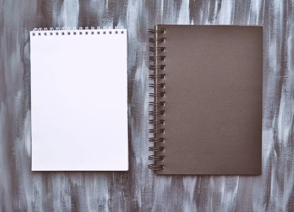 Cuadernos abiertos en blanco y negro sobre fondo gris. Oficina de papelería maqueta con espacio para el texto — Foto de Stock